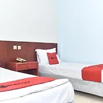 RedDoorz near Kampung Warna Warni