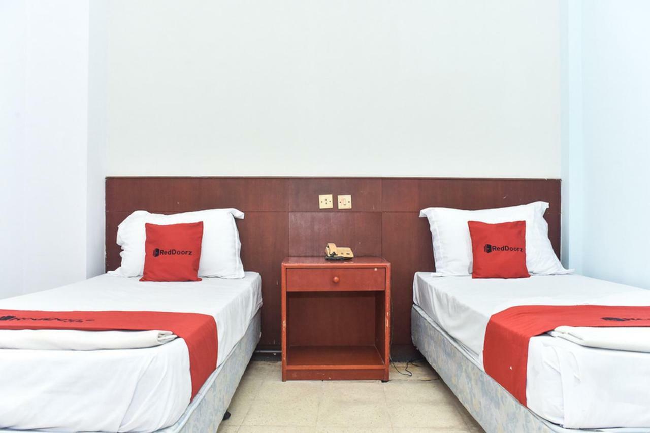 Reddoorz Near Kampung Warna Warni Hotel